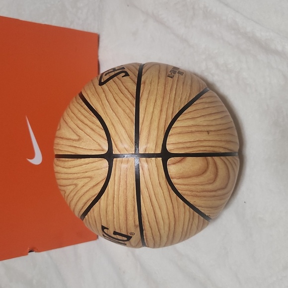Spalding woodgrain basketball 🏀 - Picture 3 of 4